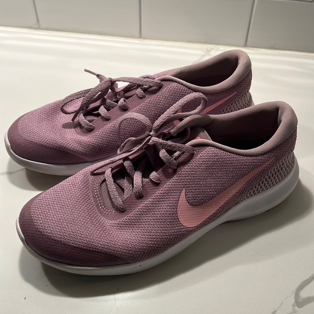 Nike tennis shoe